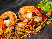 Как приготовить лапшу удон с креветками