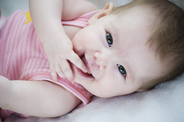 Неугомонный малыш не дает маме выспаться