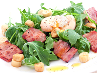 Салат Лардон с яйцом-пашот