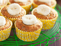 Банановые маффины с орехами