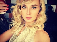 Полина Гагарина похвасталась фигурой в купальнике