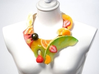 Японский художник создает украшения в виде еды