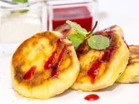 Сырники с клубникой: ТОП-5 рецептов