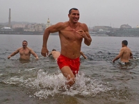 Крещение 2015: Братья Кличко искупались в Днепре