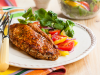 Запеченное куриное филе с овощным салатом