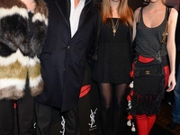 Кара Делевинь вышла в свет с папой и сестрами