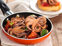 Осьминоги в томатно-чесночном соусе