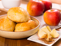 Дрожжевые пирожки с яблоками и корицей