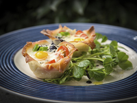 Яичные чашечки из слоеного теста