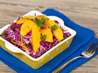 Салат из красной капусты с апельсинами и кинзой