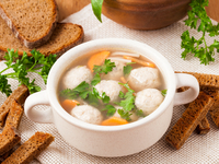 Куриный суп с лапшой и фрикадельками