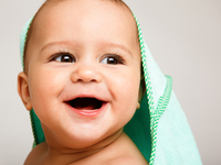 Пес учит малыша прыгать (видео)