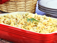 Запеканка из макарон с курицей и зеленым горошком