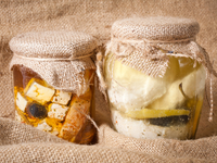 Маринованная фета с чесноком