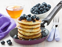 Оладьи с черникой: Три идеи для завтрака