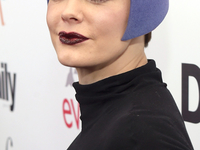 Модный конфуз: Роуз Макгоуэн надела эпатажную шляпу