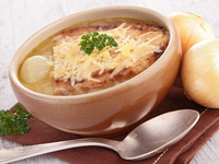 Луковый суп с гренками и сыром