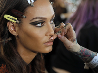 Неделя высокой моды в Париже: Закулисье показа Versace