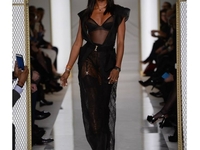 44-летняя Наоми Кэмпбелл прошлась по подиуму в белье от La Perla