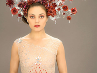 Мила Кунис примерила свадебное платье в японском стиле