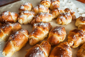 Как приготовить рогалики с вишней и корицей