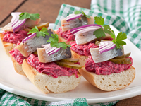 Бутерброды с сельдью и свеклой