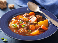 Тушеная говядина с картофелем и морковью