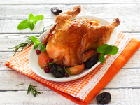 Запеченная курица  с яблоками и айвой