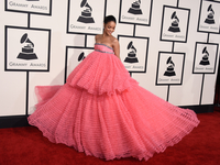 Модный конфуз: Рианна удивила платьем на премии Грэмми 2015