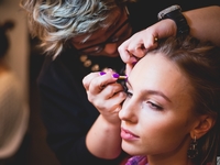 Идеальный изгиб: Как правильно корректировать форму бровей