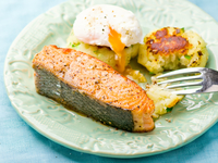 Жареный лосось с картофельными котлетами и яйцом-пашот