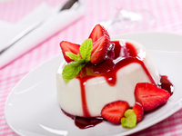 Панна котта с клубникой: три рецепта к 8 марта