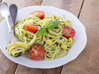 Спагетти с помидорами и соусом песто