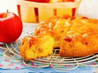 Шарлотка с яблоками и карамелью