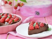 Рецепты на 8 марта: Шоколадный пирог с малиной