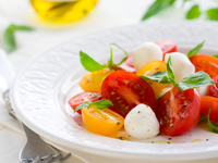 Рецепты на 8 марта: Капрезе из помидоров черри
