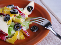 Салат из сельдерея, перца и яблок