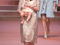 Dolce & Gabbana: Дети, розы и меховые наушники