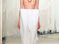 Новая мода: Модели с голой грудью прошлись по подиуму в Париже