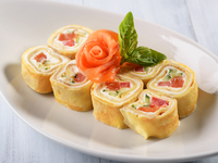 Рецепты на 8 марта: Блинные роллы с лососем и огурцом