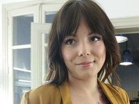 Парализованная девушка не забывает о красоте: Вдохновляющее видео