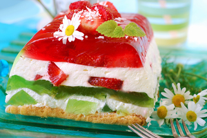 Как приготовить желейный торт без выпечки (видео)