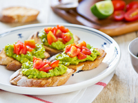 Великий пост 2015: Тосты с гуакамоле и помидорами