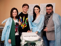 Телеведущие 1+1 передали больнице Охматдет прибор для младенцев