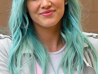 Актриса Хилари Дафф покрасила волосы в зеленый цвет