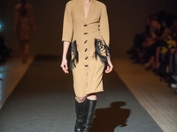 На коне: Айсина представила коллекцию о страхе и женщинах-наездницах