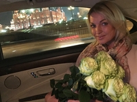 Анастасия Волочкова прокатилась на велосипеде в мини-платье