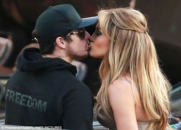 Дженнифер Лопес целовалась с экс-бойфрендом Каспером Смартом