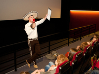 Дмитрий Комаров собрал несколько сотен фанатов в кино