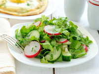 Весенний салат из редиса и огурцов